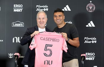 Jorge Mas, propietario gestor del Inter Miami CF, y Casemiro posan mientras sostienen una camiseta del Inter Miami CF durante la rueda de prensa de presentación de Casemiro en el Nu Stadium.