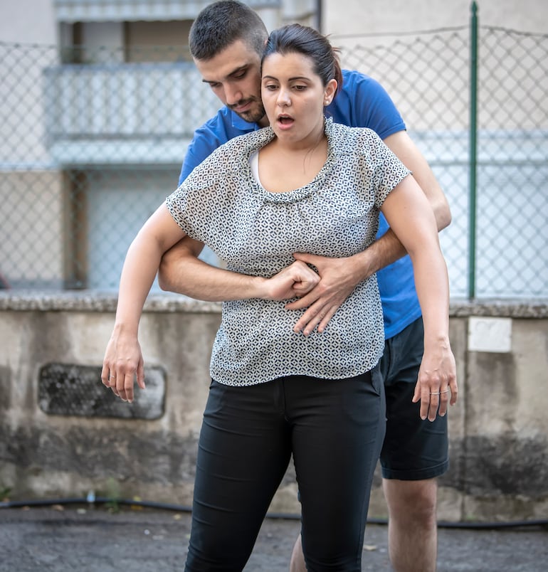 Maniobra de Heimlich, imagen ilustrativa.