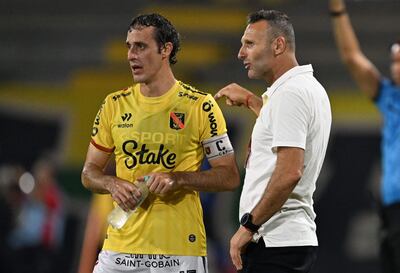 El argentino Walter Ribonetto, entrenador de Melgar, conversa con Horacio Orzan en el partido frente a Deportes Tolima por la ida de la Fase 2 de la Copa Libertadores 2025 en el estadio Manuel Murillo Toro, en Ibagué, Colombia.