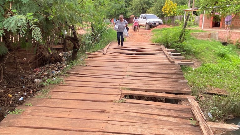 Vecinos de Concepción amenazan con quemar un puente de madera por falta de reparación