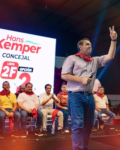 El senador cartista y miembro del JEM, Derlis Maidana y el diputado Rodrigo Gamarra (3º sentado) en el acto en el que amenazaron a la fiscal Sophia Anatolia Galeano Gavilan.