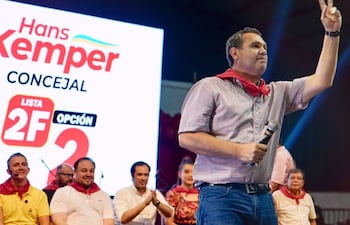 El senador cartista y miembro del JEM, Derlis Maidana y el diputado Rodrigo Gamarra (3º sentado) en el acto en el que amenazaron a la fiscal Sophia Anatolia Galeano Gavilan.