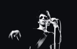 que-lou-reed-muestra-la-cara-oscura-de-la-ciudad-moderna-y-las-sombras-del-luminoso-sueno-americano-lo-hace-con-una-cancion-a-la-heroina-muestra-a-222859000000-1384126.jpg