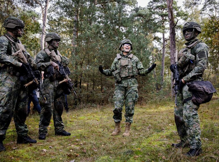 La reina Máxima de los Países Bajos durante su visita ql campamento del programa de formación de oficiales de seguridad de la Real Policía Militar de los Países Bajos en Harderwijk. (EFE/EPA/SEM VAN DER WAL)
