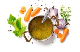 Caldo de verduras base: cebolla, zanahoria y apio.
