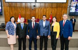 De izq a der.: María Constancia Benítez (secretaria), Jorge Ávalos Mariño (vice 2º), Raúl Latorre (presidente), Hugo Meza (vice 1º), Bettina Aguilera y Leonardo Saiz (secretarios).