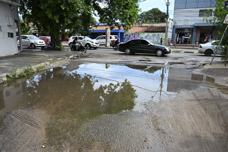 La salida de 1° de Noviembre a la avenida Fernando de la Mora está también muy deteriorada, debido a la presencia de agua servida que erosiona el asfalto.