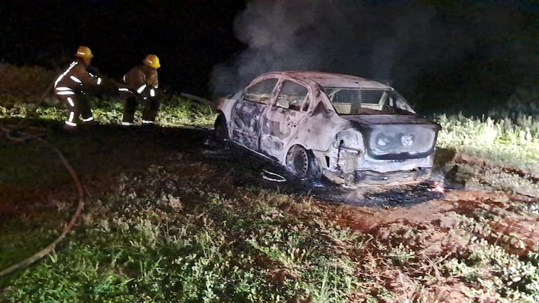 El automóvil  Volkswagen Voyage negro, con chapa GAB-0329 Brasil totalmente quemado en el kilómetro 4 de la ruta PY 03, supuestamente este vehículo se uso para transportar lo robado.