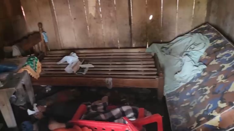 Los criminales revolvieron la pocas pertenencias de la víctima en busca del dinero y del arma que se llevaron. 