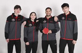 De izq. a der., la selección de  Paraguay: Axel Bertolo (17 años), Paloma Rivarola (16), Marcelo Aguirre (32) y Santino Pastore (17).