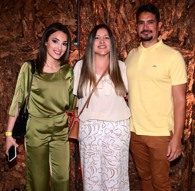 Jacqueline González, Elsa Sanabria y Óscar Benítez.