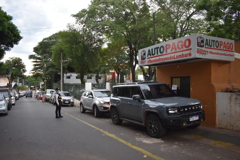 Fila de vehículos para el Autopago de la Municipalidad de Lambaré.