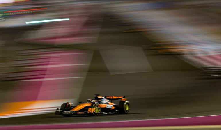 El monoplaza McLaren del piloto australiano Oscar Piastri en la carrera sprint del Gran Premio de Qatar en el Circuito Internacional de Losail, en Losail, Qatar.