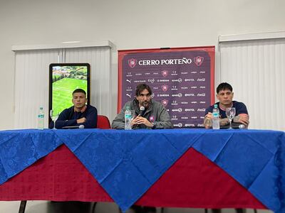 Matías Damián Pérez (i), Diego Hernán Martínez y Juan Manuel Iturbe en conferencia de prensa.