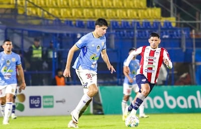 Salida del expeditivo zaguero luqueño Juan Miguel Ojeda, del Deportivo Capiatá, ante la presión de Nery Castro.
