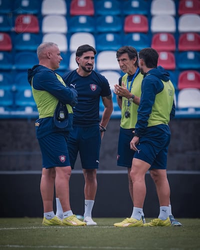 El entrenador de Cerro Porteño, Gustavo Costas conversa con sus colaboradores en la sesión de entrenamientos desarrollados en el estadio La Nueva Olla.