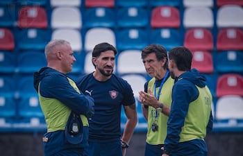 El entrenador de Cerro Porteño, Gustavo Costas conversa con sus colaboradores en la sesión de entrenamientos desarrollados en el estadio La Nueva Olla.