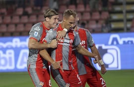 Los jugadores de Cremonese festejan un gol en el partido frente a Sassuolo por la segunda fecha de la Serie A en el estadio Comunal Giovanni Zini, en Cremona, Italia.