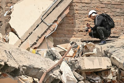 Un rescatista trabaja en la búsqueda de sobrevivientes del terremoto en la localidad colombiana de Pereira.