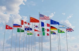 Banderas del G20 flamean en lo alto de los mástiles.