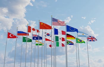 Banderas del G20 flamean en lo alto de los mástiles.