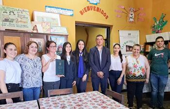 La responsable de la biblioteca pública Teresa Torales, recibió el trabajo de investigación realizado por los estudiantes de profesorado.