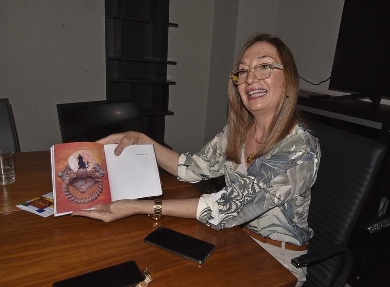 La autora exhibe una de las aldabas que integran el libro y que hoy serán exhibidas en La Otra Casa de Asterión.