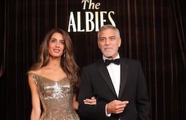 ¡Hermosa pareja! Amal y George Clooney, anfritiones de lujo de los Albies Awards en el Museo de Historia Natural de Londres. (EFE/EPA/ANDY RAIN)