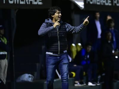 El argentino Daniel Garnero, entrenador de Libertad, en el partido contra Guaraní por la segunda fecha del torneo Clausura 2023 del fútbol paraguayo en el estadio Rogelio Livieres, en asunción.