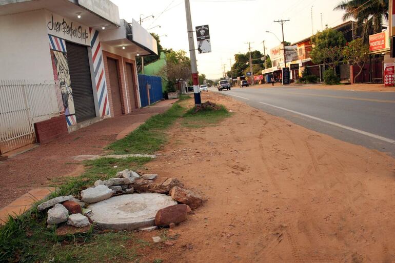 Vecinos denuncian filtraciones en registros del alcantarillado.