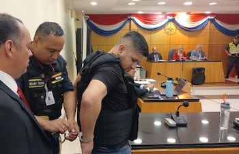 Según se probó en juicio, el 27 de junio de 2022, Centurión Monges estranguló con un cordón de calzado a su hijastra de 17 años en la vivienda de su expareja