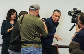 El senador estadounidense Alex Padilla, demócrata por California, es retirado de la sala tras interrumpir una conferencia de prensa con la secretaria del Departamento de Seguridad Nacional, Kristi Noem, en el Edificio Federal Wilshire de Los Ángeles.
