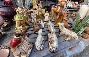 Este colorido y detallado conjunto esta disponible en la calle De la Candelaria, con figuras hecha a mano, desde los Reyes Magos hasta el Niño Jesús.