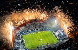 Colorido recibimiento al plantel de Olimpia antes de un partidos internacional en el estadio Defensores del Chaco, ubicado en el capitalino barrio Sajonia.