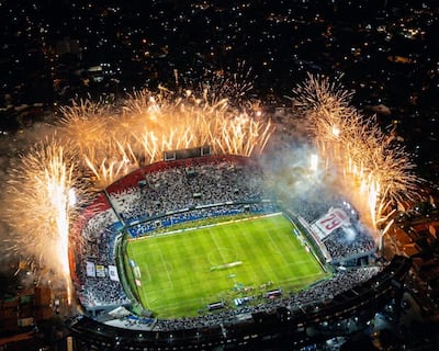 Colorido recibimiento al plantel de Olimpia antes de un partidos internacional en el estadio Defensores del Chaco, ubicado en el capitalino barrio Sajonia.