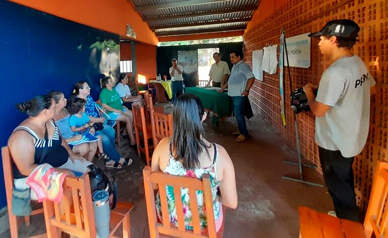 Participantes de la Escuela Vecinal en la ciudad de Limpio.