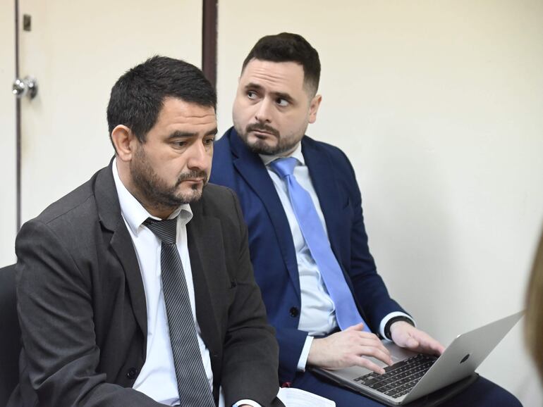El fiscal Silvio Corbeta Dinamarca (der.) y su asistente, durante la audiencia preliminar.