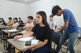 Los jóvenes se preparan para la prueba de competencias básicas de Programa Becas Gobierno