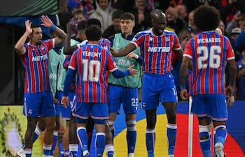 El defensa colombiano del Crystal Palace, Daniel Muñoz, celebra el gol de apertura del equipo durante el partido de vuelta de las semifinales de la UEFA Conference League entre el Crystal Palace y el Shakhtar Donetsk, en Selhurst Park, Londres.