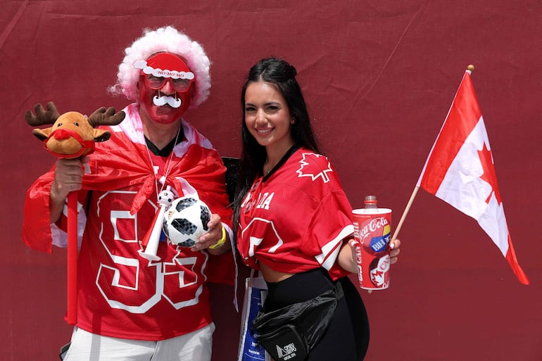 Aficionados canadienses palpitando con el debut mundialista de su selección en Toronto.
