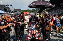 Marco Bezzecchi (26 años) en la grilla de partida durante los preparativos para la carrera sprint.