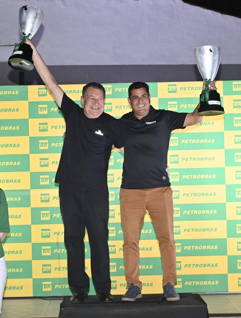 David y Mike White, los campeones de la categoría T1.2 nafta, en el podio.
