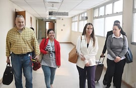 Paraguayo Cubas Colomés, acusado por los disturbios frente al TSJE, se retira de Tribunales junto a sus defensoras Gessy Ruiz Díaz y la senadora de Cruzada Nacional Yolanda Paredes.