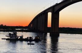 Ya cuando caía el atardecer el remolcador llegó a la zona donde fue ubicado el chofer y el camión que habían caído al río Paraguay.
