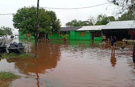 Familias ribereñas deben abandonar sus hogares por crecida del río Paraná en Ayolas.