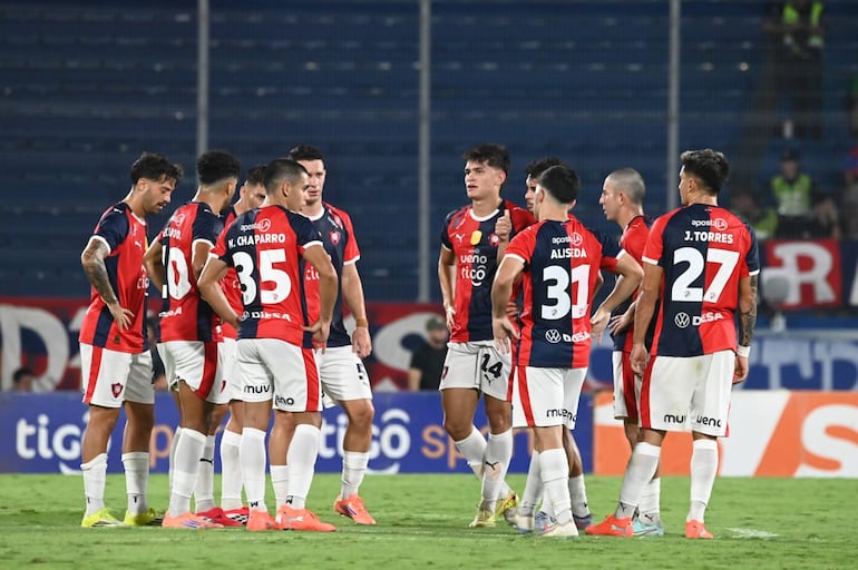 Los jugadores de Cerro Porteño reunidos en el mediocampo al finalizar el primer tiempo del partido frente a Sportivo Trinidense por la fecha 10 del torneo Apertura 2026 de la Primera División de Paraguay en el estadio La Nueva Olla, en Asunción, Paraguay.