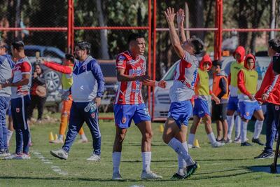 El atacante Augusto Giménez eleva los brazos para celebrar la segunda anotación del “Potro”. Lo acompaña el volante Mílver Osmar Aquino. (Foto: APF)