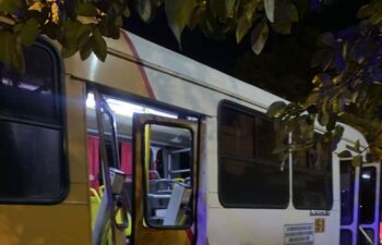 Bus fue embestido por camioneta.