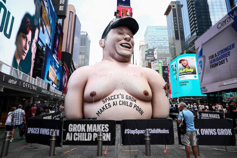 Times Square: estatua inflable de Elon Musk en protesta por su IA e imágenes explícitas - Tecnología