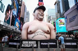 Un muñeco inflable con la imagen del CEO de SpaceX, Elon Musk, en protesta contra su sistema de inteligencia artificial Grok, se exhibe en Times Square, en la ciudad de Nueva York, el 11 de junio de 2026.
